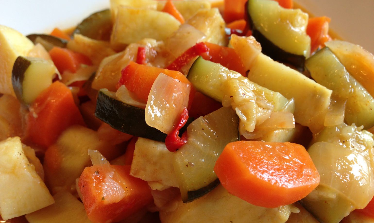 Stoofpotje van zoete aardappel, wortel en courgette