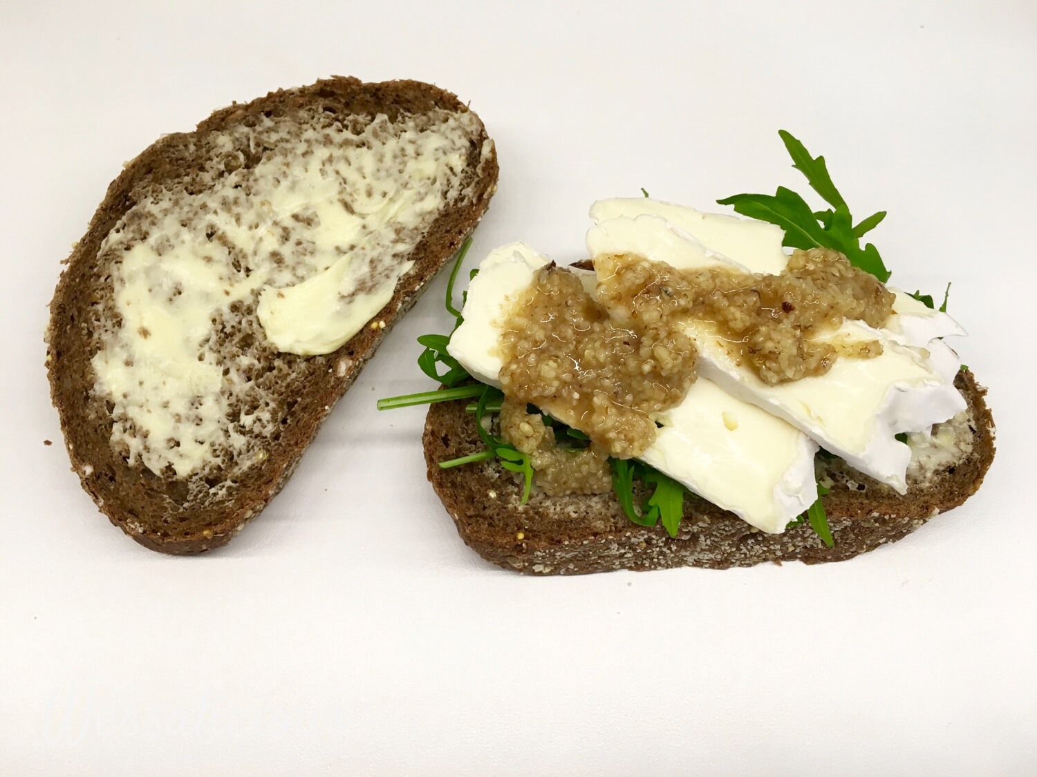 Smeuïge toast met brie en walnoot